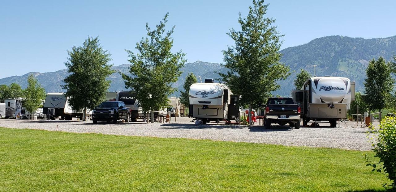 Wolf Den Log Cabin Motel And Rv Park Thayne エクステリア 写真